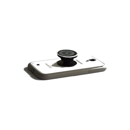 Pop socket preto e branco colado atrás de um celular