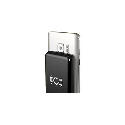 Powerbank preto carregando um celular sem fio